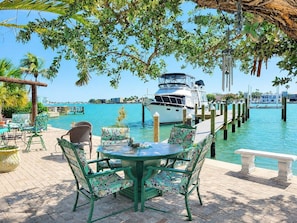 Outdoor dining - Charming 1-bedroom Bungalow, Treasure Island, Beach Pool Fish & Boat Dock Access (Treasure Island)