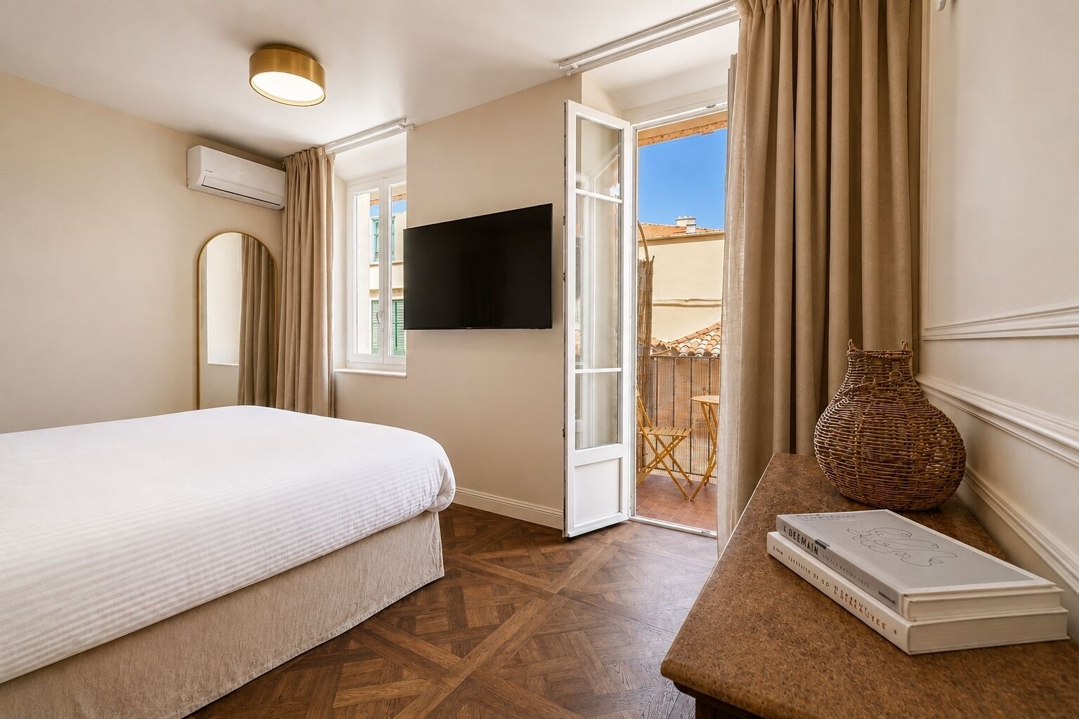 5 bedrooms, iron/ironing board, WiFi, bed sheets
