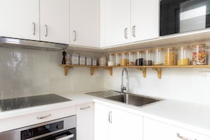 Kühlschrank, Mikrowelle, Ofen, Herdplatte