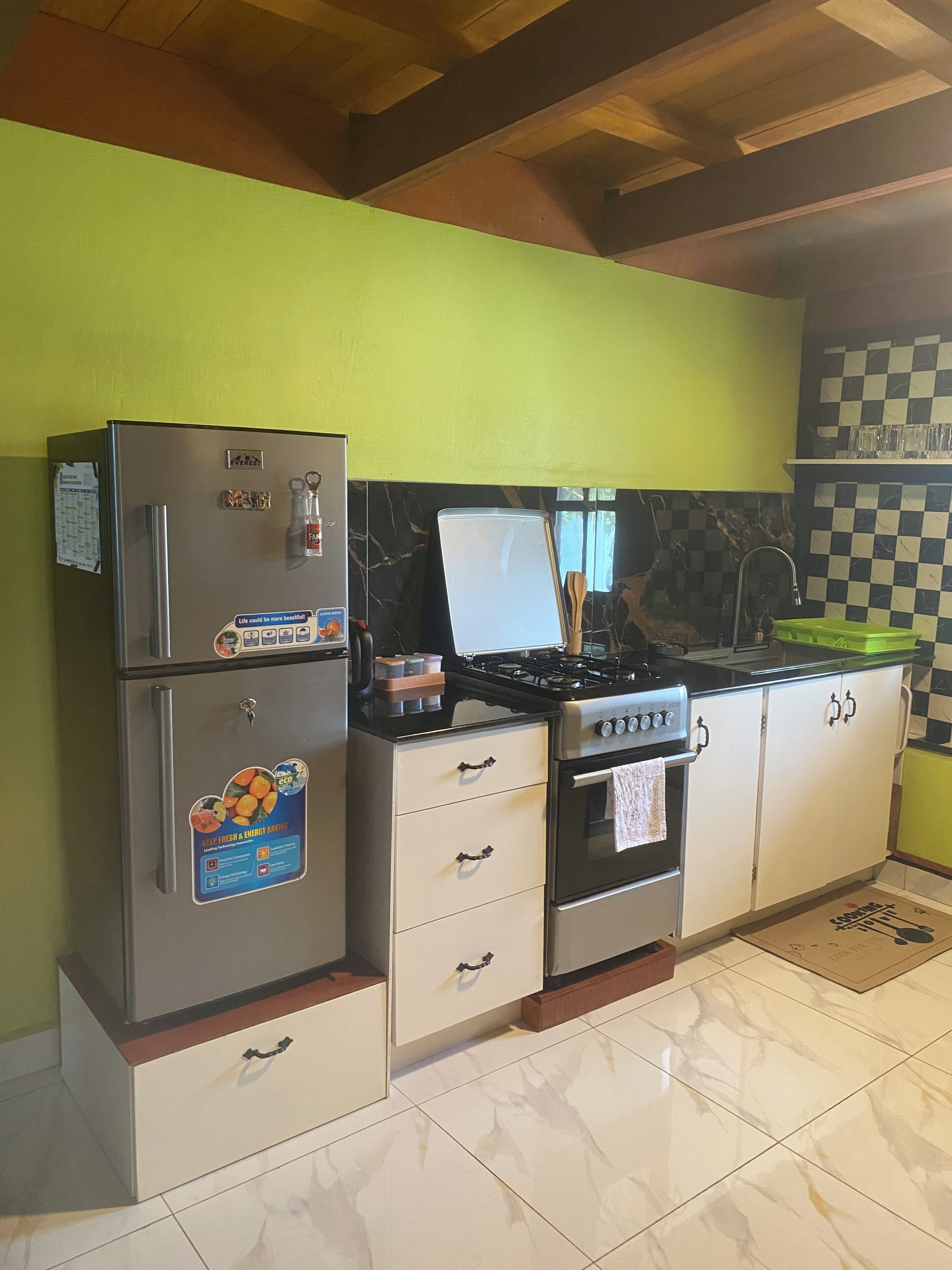 Una cocina equipada con refrigerador, estufa, horno y alacenas.