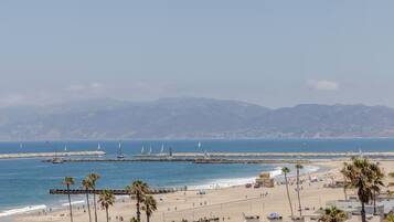 En la playa, camastros y toallas de playa