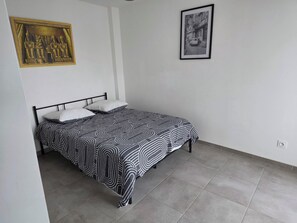 1 bedroom, bed sheets - LA GUARIGUETTE, the sea, the Pont du Gard, the Camargue just 25 minutes away, and a private pool (Milhaud)