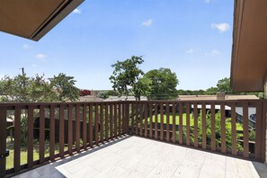 A balcony with a view of a green lawn and trees. - Spacious Dallas Stay Near Downtown Attractions (Dallas)