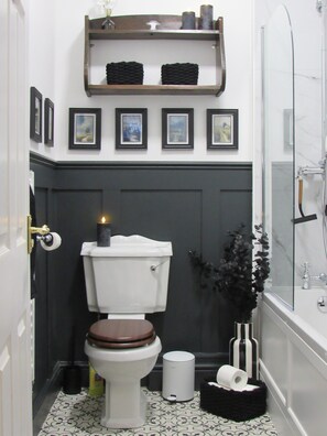 Hair dryer, towels, soap, shampoo - Stunning Ramsgate Seaview Apartment, short walk to beach, Royal Harbour (Ramsgate)
