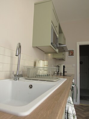 Fridge, microwave, oven, stovetop - Stunning Ramsgate Seaview Apartment, short walk to beach, Royal Harbour (Ramsgate)