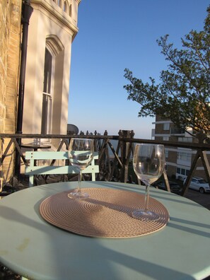Outdoor dining - Stunning Ramsgate Seaview Apartment, short walk to beach, Royal Harbour (Ramsgate)
