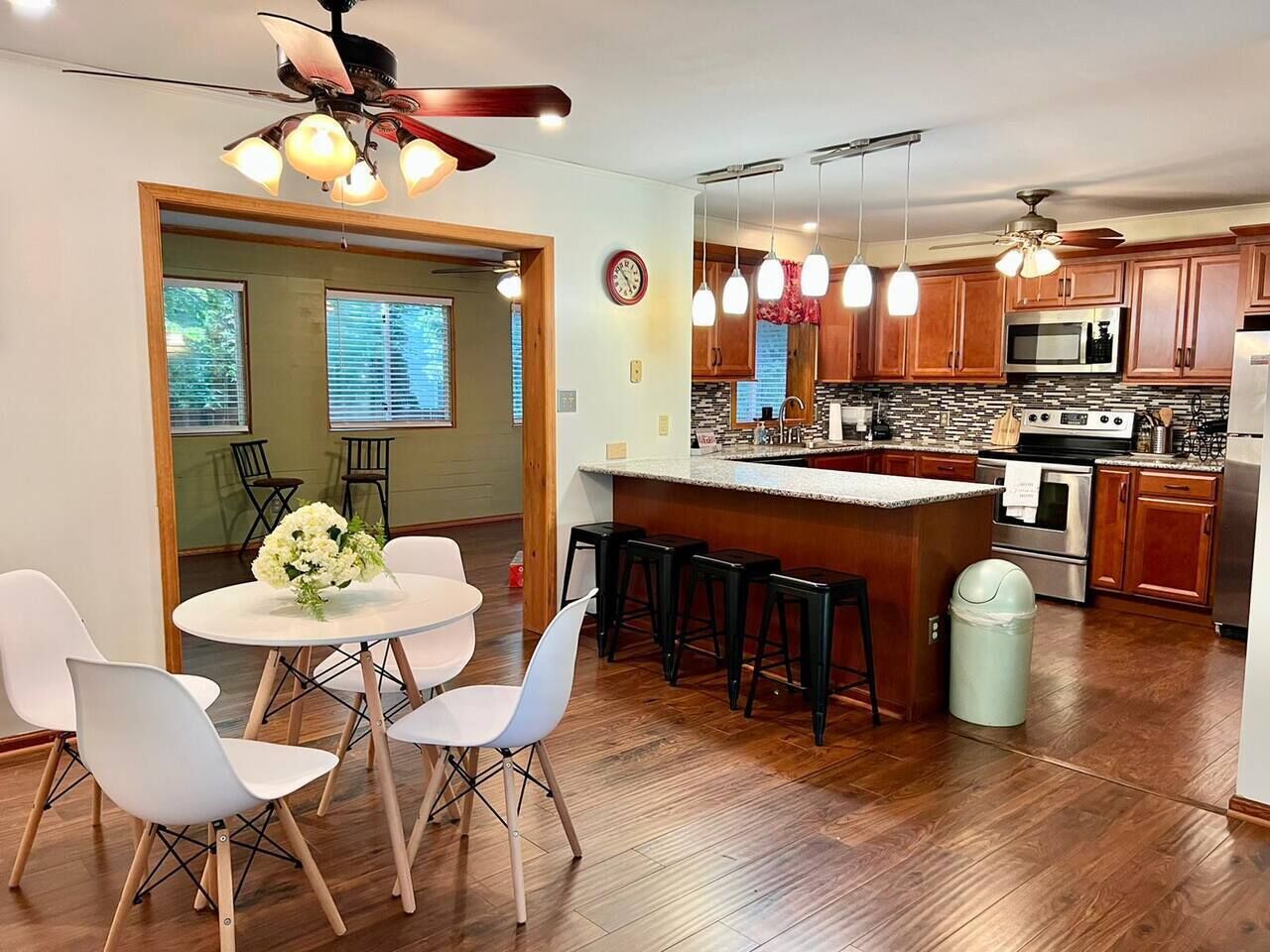 Coffee/tea maker, fridge, microwave, stovetop