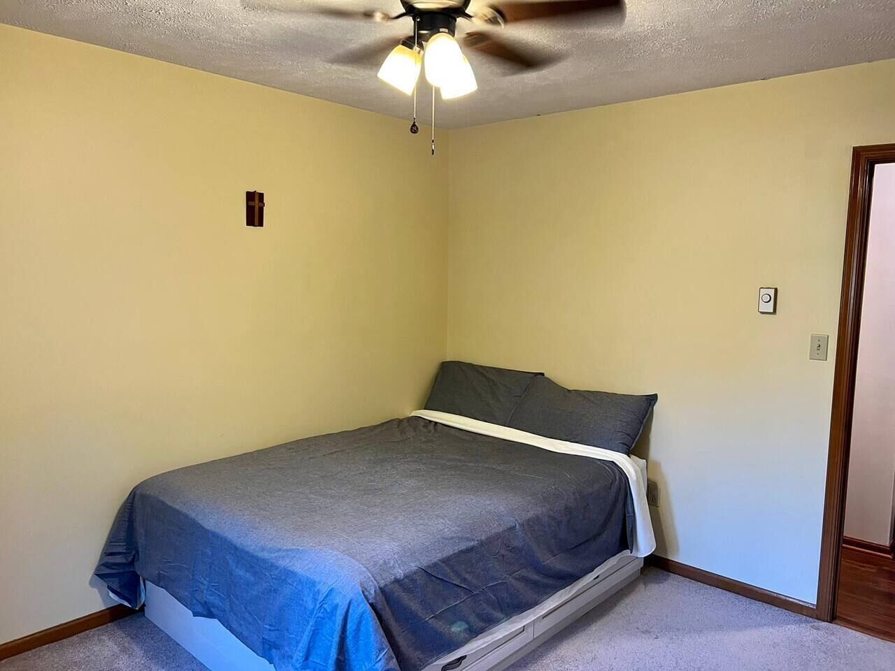 Desk, iron/ironing board, WiFi, bed sheets