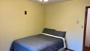 Desk, iron/ironing board, WiFi, bed sheets
