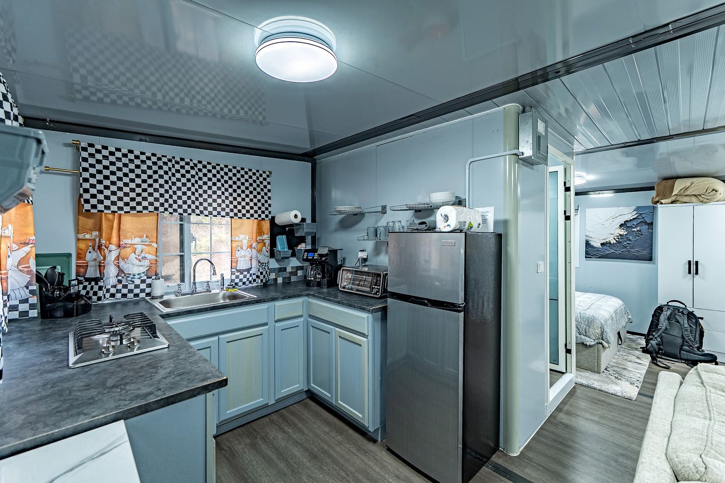 Coffee/tea maker, fridge, microwave, oven