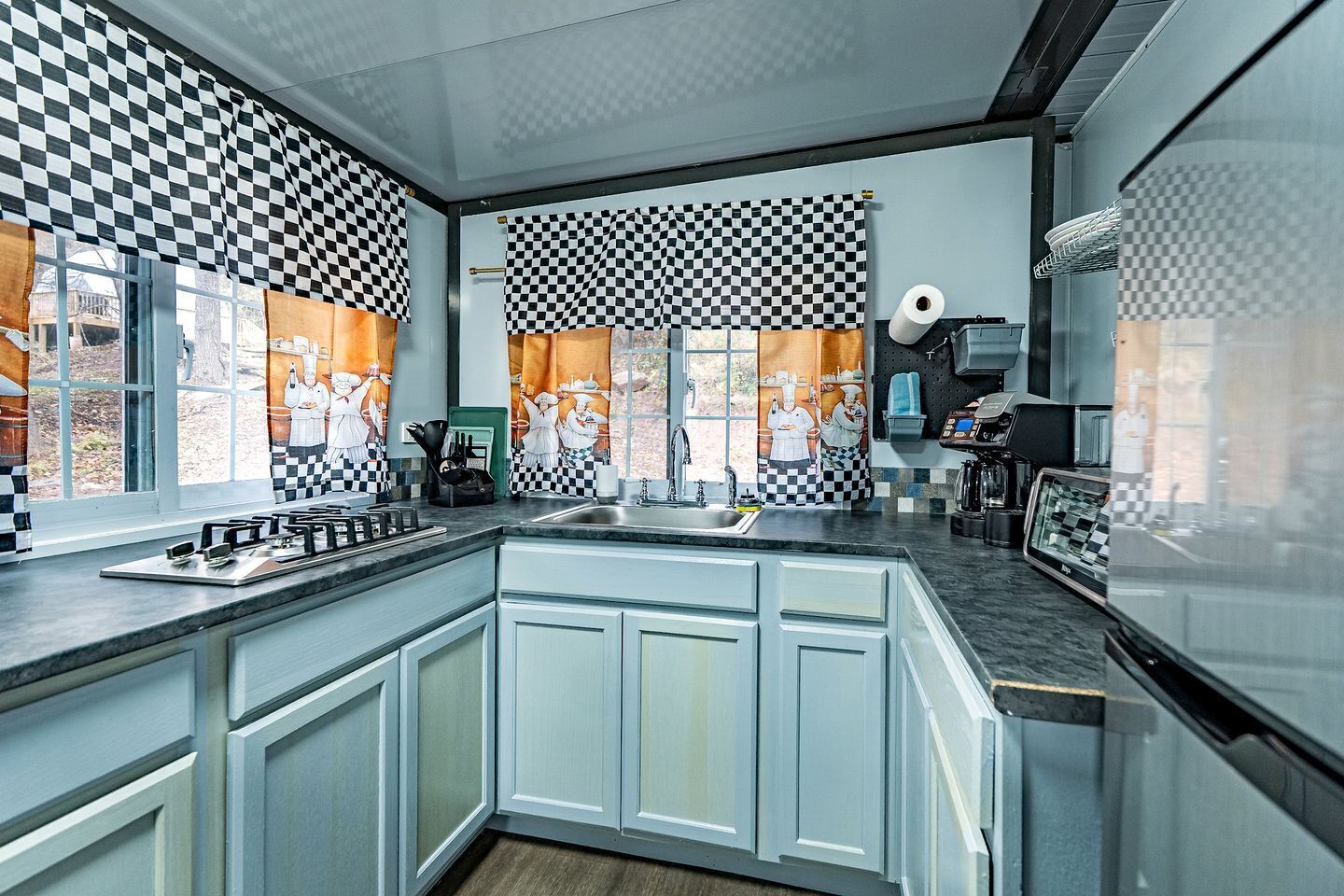 Coffee/tea maker, fridge, microwave, oven
