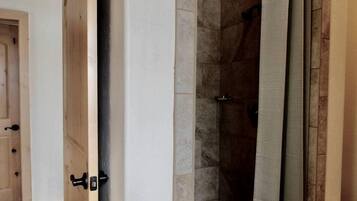 Baignoire à remous, séchoir à cheveux, serviettes fournies