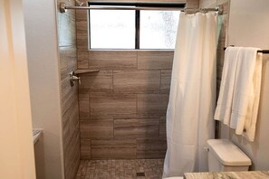 Handtücher, Seife, Shampoo, Toilettenpapier