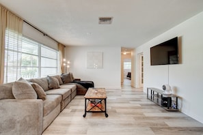 Familienhaus, 3 Schlafzimmer, Nichtraucher, Terrasse | Wohnbereich | 50-Zoll-Smart-TV mit Digitalempfang