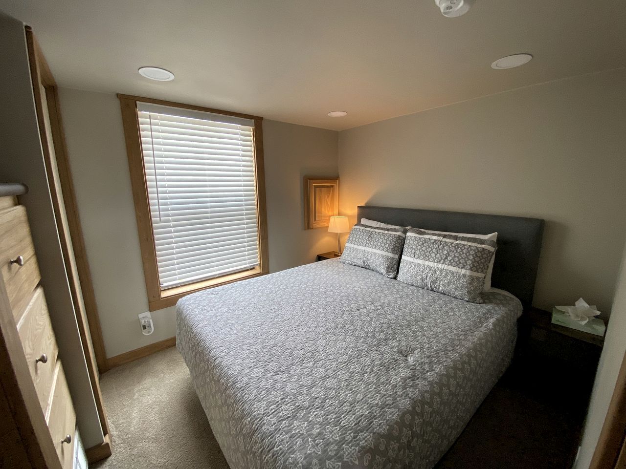 1 bedroom, bed sheets