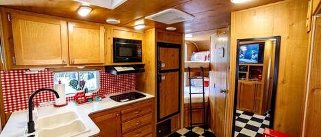 Coffee/tea maker, fridge, microwave, oven