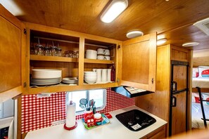 Wasserkocher mit Kaffee-/Teezubehör, Kühlschrank, Mikrowelle, Ofen