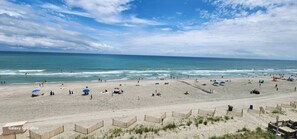 På stranden