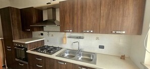 Private kitchen - Enjoyable apartment in Manfredonia with refreshing AC breeze (Manfredonia)