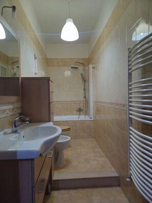 Bathroom - Enjoyable apartment in Manfredonia with refreshing AC breeze (Manfredonia)
