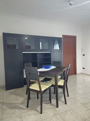 Dining - Enjoyable apartment in Manfredonia with refreshing AC breeze (Manfredonia)