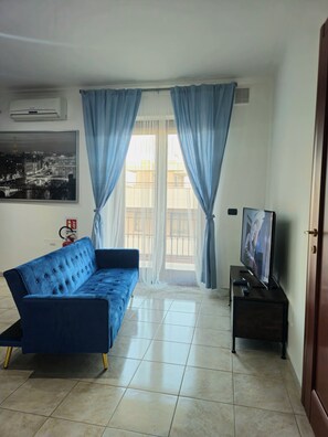 Living area - Enjoyable apartment in Manfredonia with refreshing AC breeze (Manfredonia)