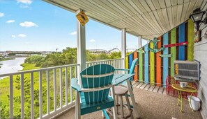 Outdoor dining - Peaceful studio with AC near the beach in Ocean City amazing sunset views. (Ocean City)