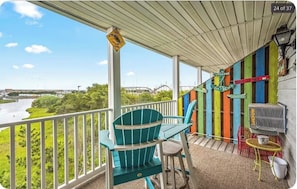 Outdoor dining - Peaceful studio with AC near the beach in Ocean City amazing sunset views. (Ocean City)