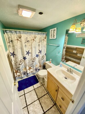 Hair dryer, towels, toilet paper - Peaceful studio with AC near the beach in Ocean City amazing sunset views. (Ocean City)