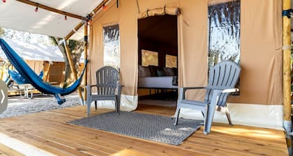Relaxing Safari Tent with Fire Pit, Hammocks & BBQ in Basinger, Florida