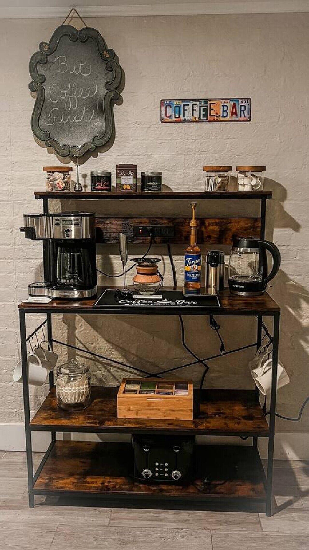 Eine Kaffeestation mit Kaffeemaschine, Kaffeemühle und verschiedenen Kaffeekannen.