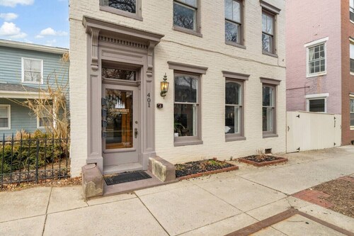Downtown Condo-Rooftop Deck| Parking| Dogs Welcome