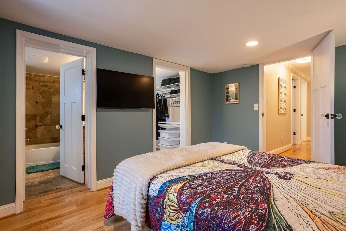 Desk, WiFi, bed sheets