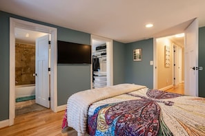 Desk, WiFi, bed sheets - End-Unit Townhouse: Patio, Parking & Walkable (Frederick)