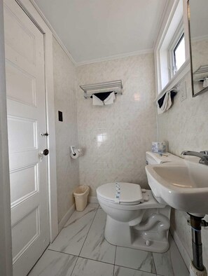 Handtücher, Seife, Shampoo, Toilettenpapier