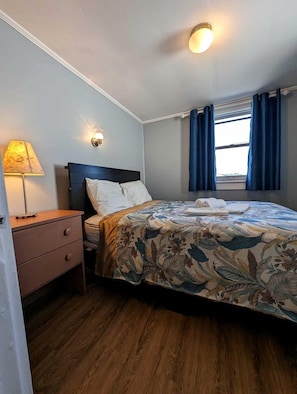 2 bedrooms, WiFi, bed sheets - Cozy Oceanfront Retreat for a Quiet Getaway in North Truro, Massachusetts (North Truro)