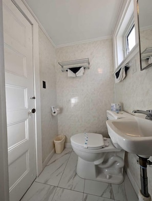 Towels, soap, shampoo, toilet paper - Cozy Oceanfront Retreat for a Quiet Getaway in North Truro, Massachusetts (North Truro)