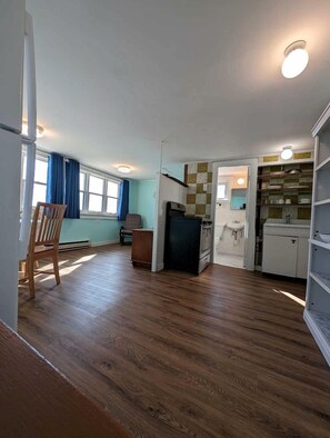 Eine Küche mit Kühlschrank, Herd und Schränken.