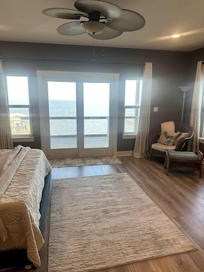 3 bedrooms, desk, iron/ironing board, WiFi - Luxury Bayfront Escape with Hot Tub & Fireplaces in Bacliff, Texas (Bacliff)