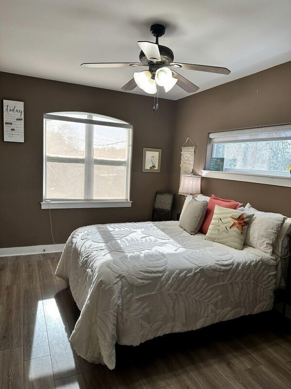 3 bedrooms, desk, iron/ironing board, WiFi - Luxury Bayfront Escape with Hot Tub & Fireplaces in Bacliff, Texas (Bacliff)