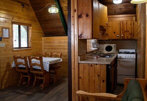 Private kitchen - Cabin #12 (Flagstaff)