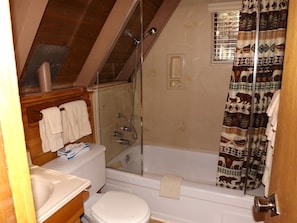 A bathroom with a shower, toilet, and sink. - Rustic Cabin Perfect for a Family Getaway in Arizona (Flagstaff)