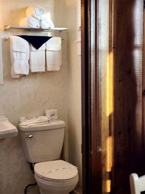 Handtücher, Seife, Shampoo, Toilettenpapier