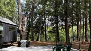 Un campeggio con un'area coperta, un piccolo edificio e terreno sterrato.