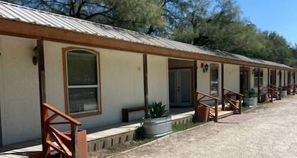 Sweet Secluded Cottage in Camp Wood, Texas