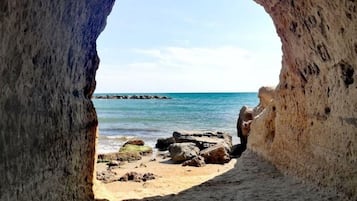 Beach nearby, black sand, beach shuttle, 4 beach bars