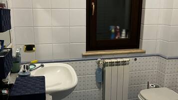Combined shower/tub, free toiletries, hair dryer, towels