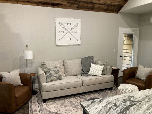 Living area - Cozy Tree House with Beautiful Modern Interior in Livingston, Texas (Livingston)