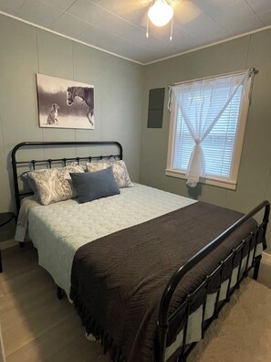 Internet, bed sheets - Peddler’s Path Guest House (Midway)