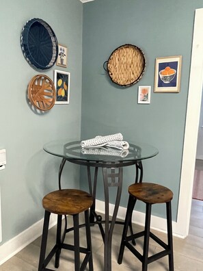 Dining - Peddler’s Path Guest House (Midway)